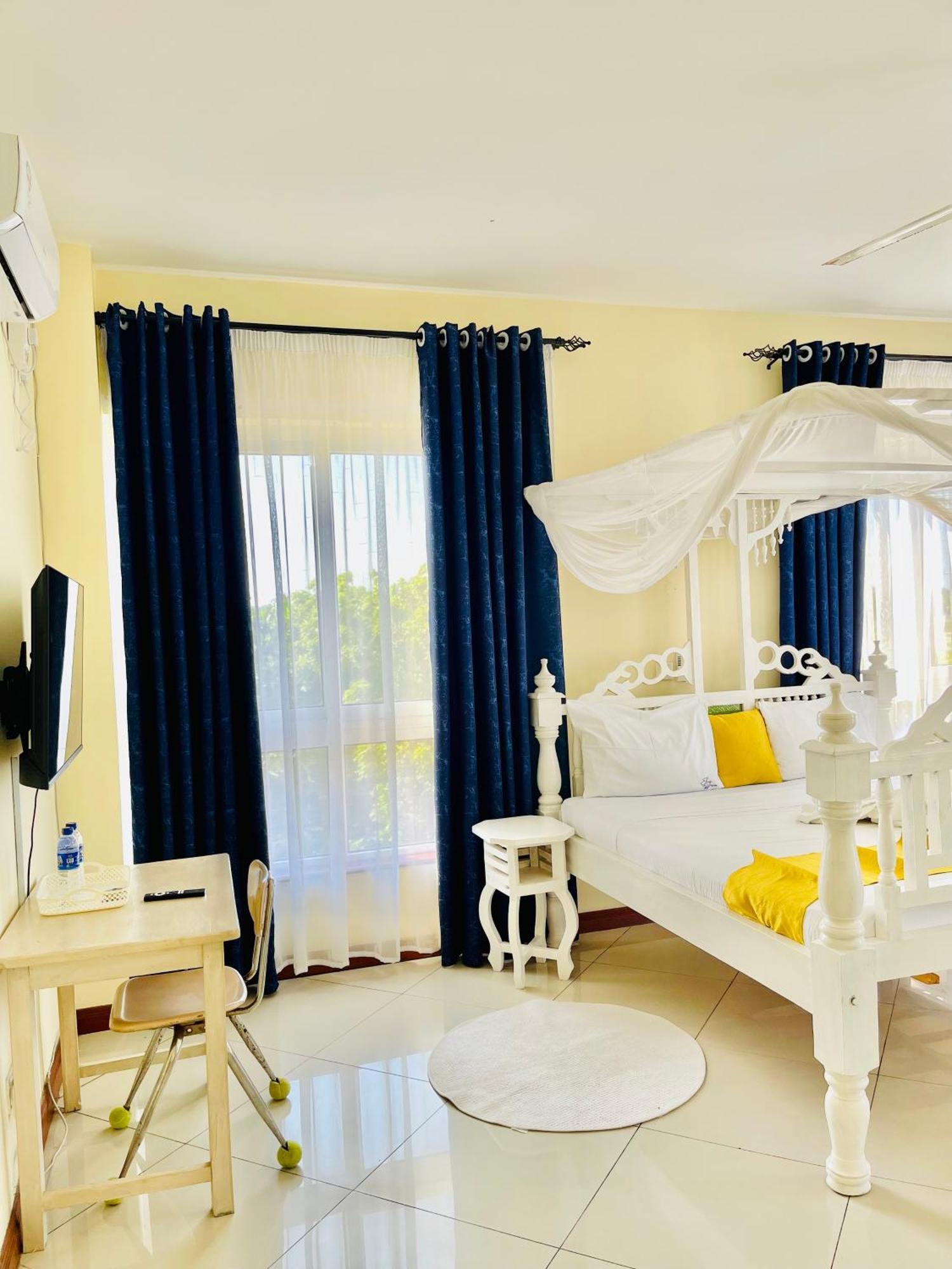 Elna'S Nyali - Work & Unwind - Pool, Sea Views, Ac & Fast Wi-Fi Bed & Breakfast Mombasa Eksteriør bilde
