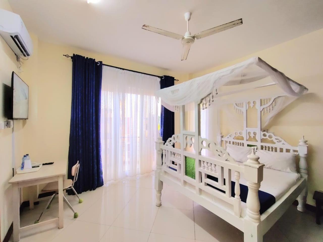 Elna'S Nyali - Work & Unwind - Pool, Sea Views, Ac & Fast Wi-Fi Bed & Breakfast Mombasa Eksteriør bilde